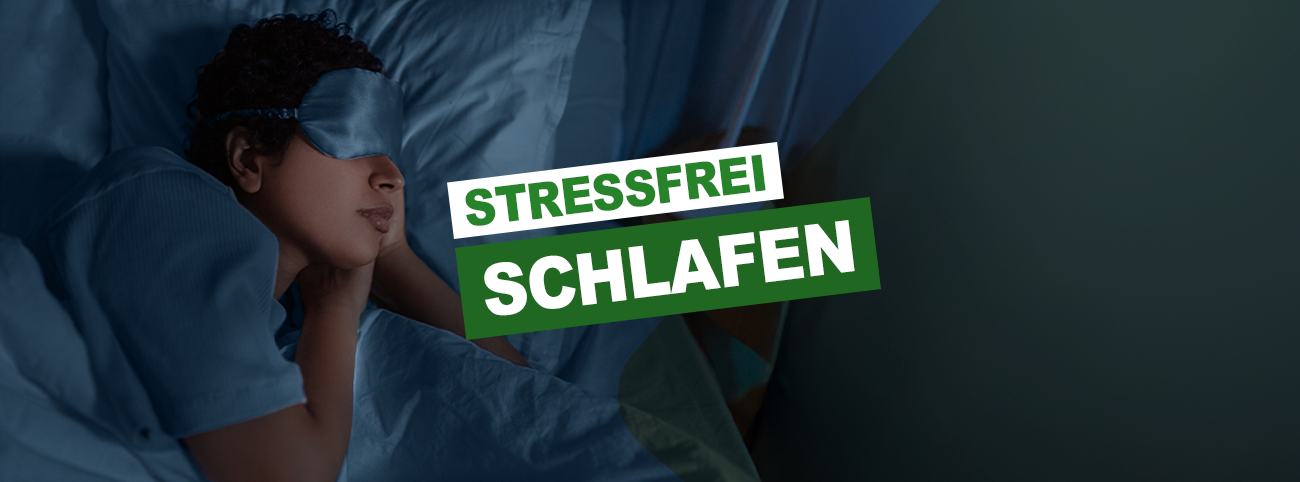 Eine Person mit einer Schlafmaske liegt im Bett und wirkt entspannt. Der Text "Stressfrei Schlafen" ist in fetten weißen und grünen Buchstaben eingeblendet.