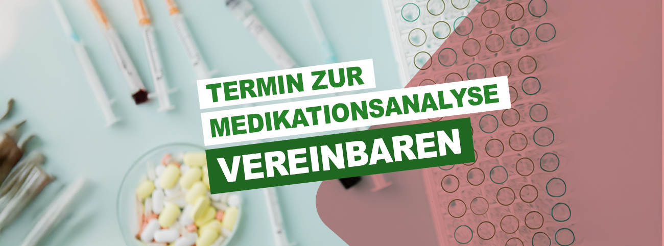 Ein Hintergrund mit Spritzen, Pillen und einem Tablett mit Probenröhrchen. Der überlagerte deutsche Text lautet: Termin zur Medikationsanalyse vereinbaren (Termin zur Medikationsanalyse vereinbaren).