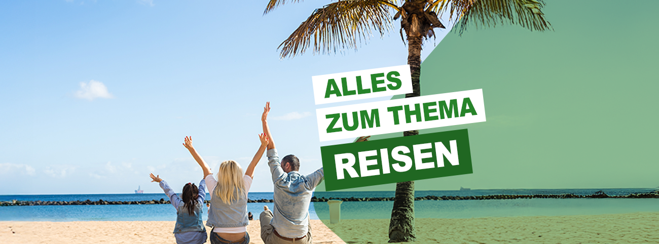Drei Personen sitzen an einem Sandstrand mit Blick auf das Meer und heben aufgeregt die Arme. In der Nähe steht eine Palme. Der deutsche Text auf dem Bild lautet: Alles zum Thema Reisen (Alles über Reisen).