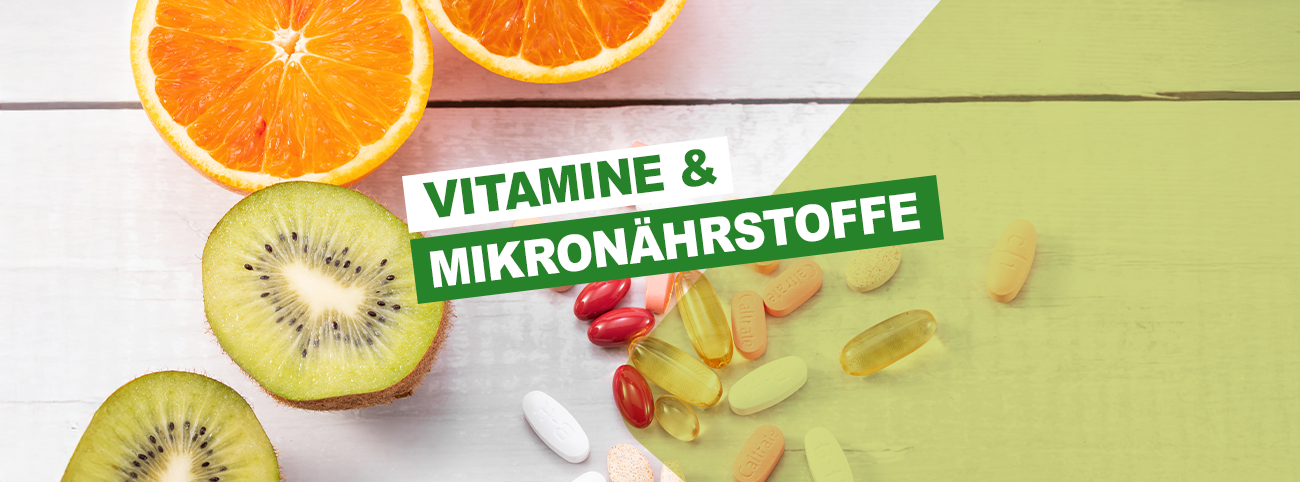 Aufgeschnittene Orange und Kiwi neben verschiedenen Pillen und Kapseln auf einer weißen Fläche. Grüner Text mit der Aufschrift Vitamine & Mikronährstoffe.