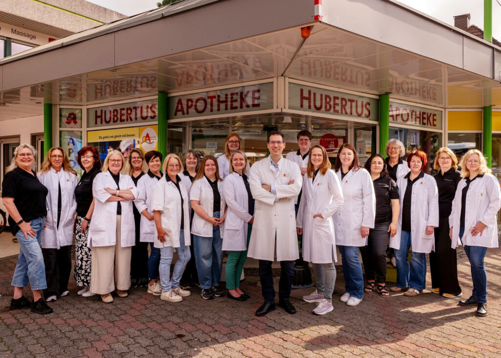 Gruppenfoto der Mitarbeiter der Hubertus Apotheke in Hofgeismar