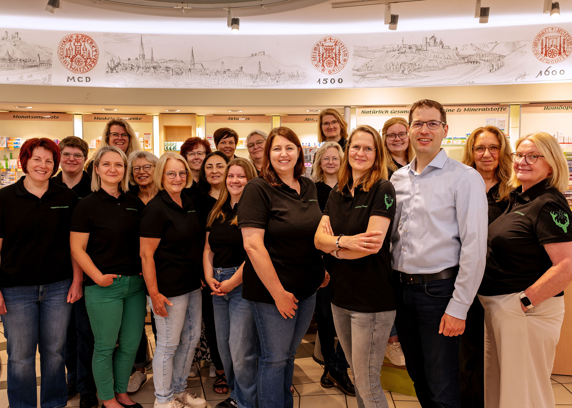 Gruppenfoto der Mitarbeiter der Hubertus Apotheke in Hofgeismar